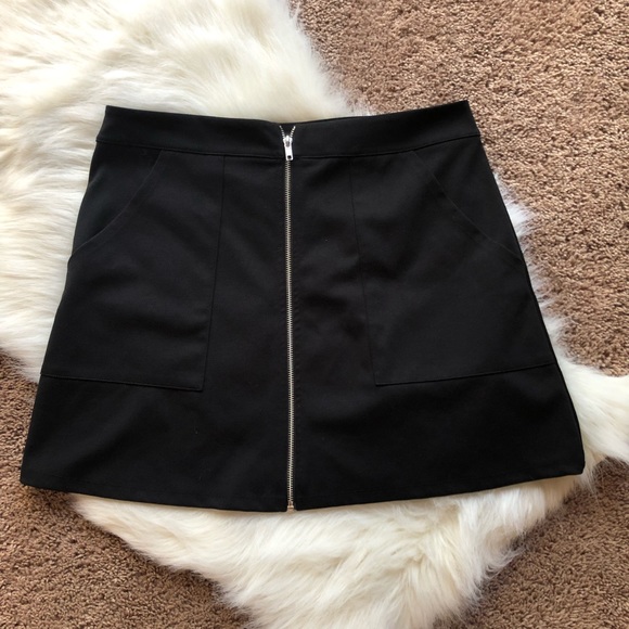 H&M Dresses & Skirts - Zippered Mini Skirt